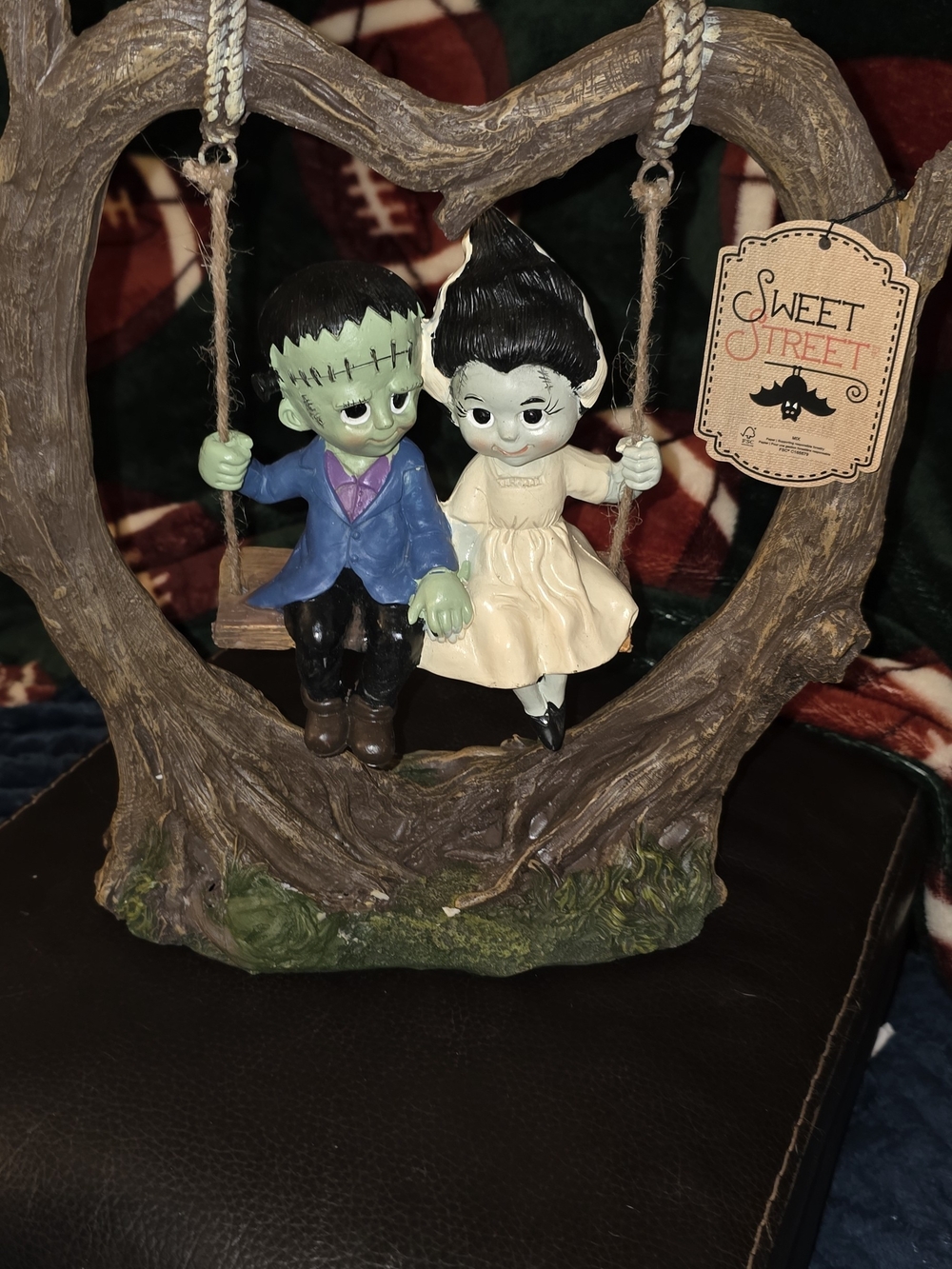 Halloween Couple Heart Swing Figurine - Green & Cream